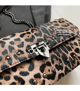 Détail du sac à imprimé léopard avec rivets métalliques et fermoir vintage en métal
