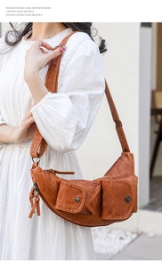 Détail du sac demi-lune en cuir PU marron avec deux poches à rabat et texture vintage