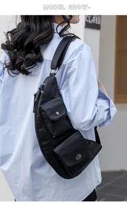 Sac bandoulière noir en cuir PU avec poches multiples et sangle réglable porté par un mannequin