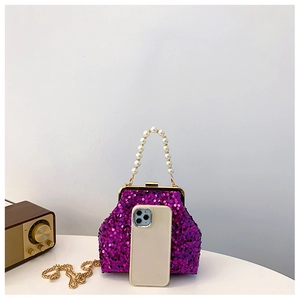 Detail der Abendtasche mit fuchsiafarbenen Pailletten, Perlengriff und Metallkette für Größe