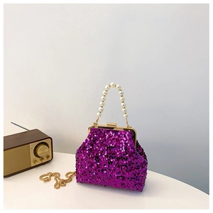 Detail der lila Pailletten-Abendtasche mit Perlengriff und goldenem Metallverschluss