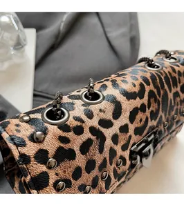 Détail du sac à main léopard avec ferrures gunmetal et fermeture à fermoir métallique
