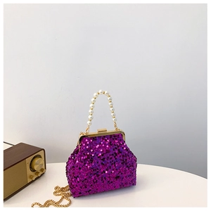 Detail der lila Pailletten-Abendtasche mit Perlengriff und goldener Kettenriemen