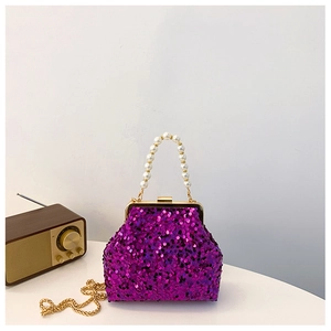 Detailaufnahme der lila Pailletten-Abendtasche mit Perlengriff und goldener Metallkette