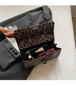 Détail de l'intérieur spacieux du sac léopard avec compartiments et fermoir en métal