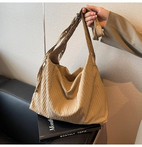 Detail der khakifarbenen Hobo-Tasche mit Faltenstruktur und verstellbarer Metallschnalle