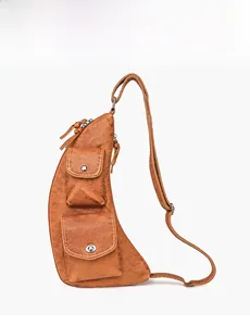 Vue de face d'un sac bandoulière en cuir PU marron avec plusieurs poches et boucles argentées