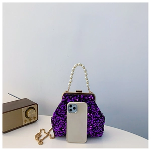 Detailansicht der kleinen lila Pailletten-Abendtasche mit Perlengriff und Handy zum Vergleich