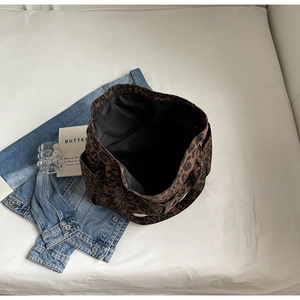 Dettaglio interno della borsa tote leopardata con fodera nera e tasca laterale interna
