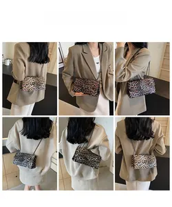 Vue détaillée du sac bandoulière léopard avec chaîne en métal et fermoir à rabat