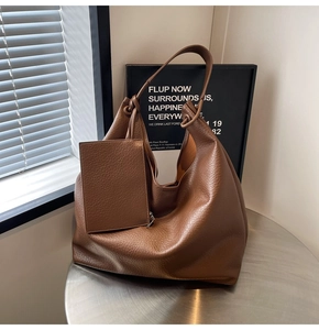 Détail du sac Hobo marron foncé avec texture grainée et petit sac à monnaie zippé