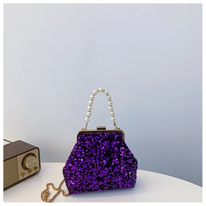 Detailansicht der lila Pailletten-Muscheltasche mit Perlengriff und goldenem Verschluss