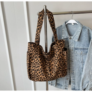 Borsa tote in tela con stampa leopardata dotata di doppi manici e tasche laterali esterne