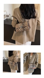 Détails du motif léopard avec des clous métalliques et un fermoir argenté du sac