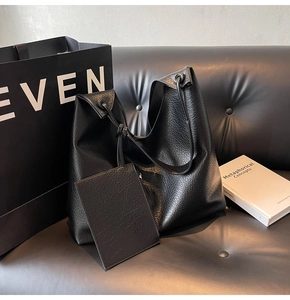 Détail du grand sac hobo en cuir grainé noir avec sa pochette accessoire assortie