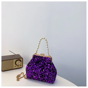 Detail einer lila Pailletten-Abendtasche mit Perlengriff und Goldkette