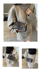 Détails du sac léopard avec rivets argentés et bandoulière chaîne portés par le mannequin