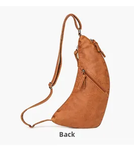 Vue détaillée du dos du sac de poitrine en croissant marron avec poche zippée et sangle