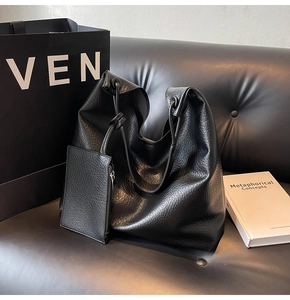 Vue détaillée du sac cabas noir en cuir synthétique grainé avec une petite pochette assortie