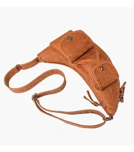 Vue à plat du sac banane vintage en cuir PU marron avec poches texturées et verrous