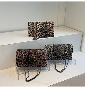 Détail de sacs léopard avec rivets métalliques et fermoirs à rabat en métal fusil