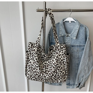 Dettaglio della borsa tote in tela leopardata con tasche laterali e grande capacità
