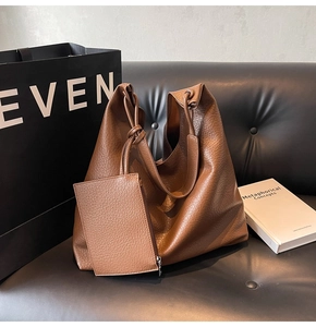 Détails de la texture grainée marron sur ce grand sac cabas fourre-tout pour femme