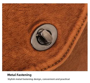 Gros plan du sac en cuir caramel avec fermoir rotatif en métal et coutures de qualité