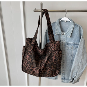 Dettaglio borsa tote in tela leopardata con tasche laterali e interno molto capiente