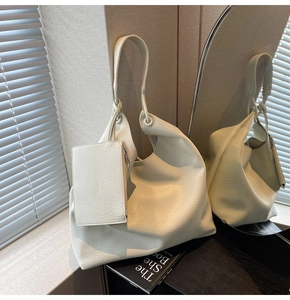 Détail du sac hobo crème en cuir grainé avec sa petite pochette assortie et texture chic