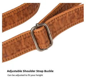Gros plan sur la bandoulière en cuir marron réglable avec boucle métallique de réglage
