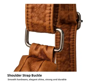 Détail de la boucle métallique et du cuir PU grainé marron sur le sac à bandoulière chic