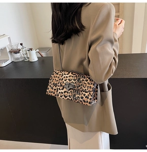 Sac bandoulière léopard avec clous métalliques et détail de bandoulière chaîne