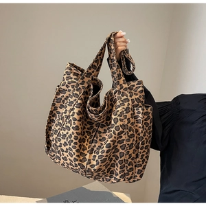 Dettaglio della grande borsa tote leopardata con tasca laterale e manico largo
