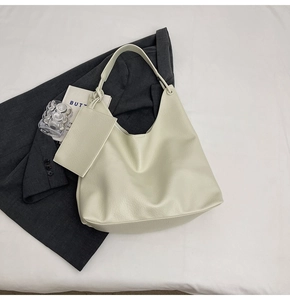 Détail du grand sac cabas crème avec texture grainée et mini pochette porte-monnaie assortie