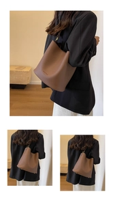 Détail du sac seau rétro en cuir beige avec texture grainée et clous dorés