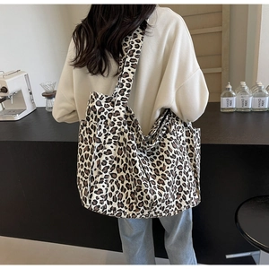 Dettaglio della grande borsa tote leopardata con spallacci larghi e tasca laterale pratica