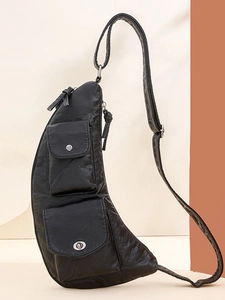Sac bandoulière demi-lune en similicuir noir avec plusieurs poches et boucle argent