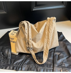 Detailaufnahme der khakifarbenen Cord-Tasche mit Faltenstruktur und verstellbarem Gurt