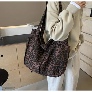 Dettaglio della borsa shopper leopardata con tasche laterali e design capiente