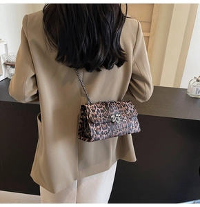 Sac bandoulière chic à imprimé léopard avec rivets argentés et bandoulière chaîne sur modèle