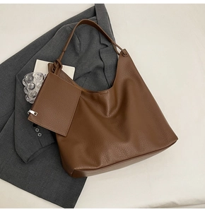 Détail d'un grand cabas en cuir grainé marron avec sa pochette zippée assortie