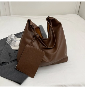 Gros plan du sac cabas marron à motif litchi avec sa pochette zippée assortie