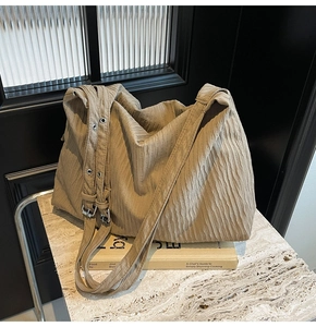 Detail der Cord-Einkaufstasche in Khaki mit verstellbarem Schultergurt und Ösen