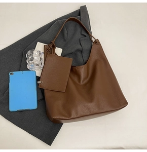 Détail du grand sac hobo marron foncé à texture litchi avec mini pochette zippée