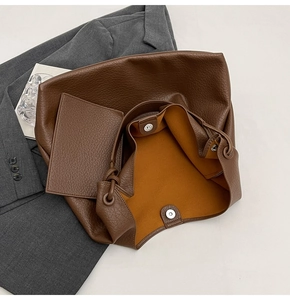 Détail du sac cabas marron grainé avec doublure orange et pochette assortie