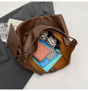 Détail macro de l'intérieur du grand sac fourre-tout marron avec fermeture magnétique