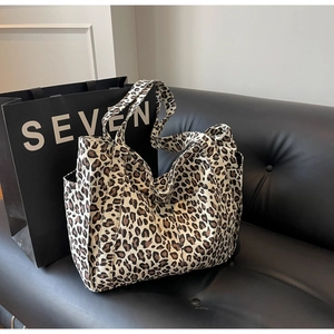 Dettaglio della borsa leopardata con tasche laterali e manici in tela resistenti
