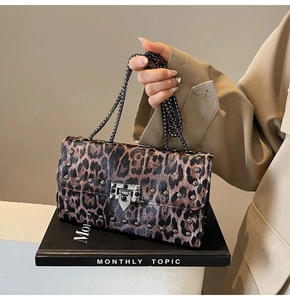 Détail du sac léopard avec clous métalliques et fermoir carré au style vintage chic