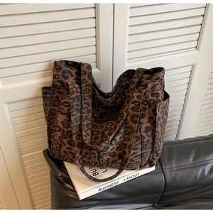 Dettaglio della borsa tote leopardata con trama in tela spessa e design della tasca
